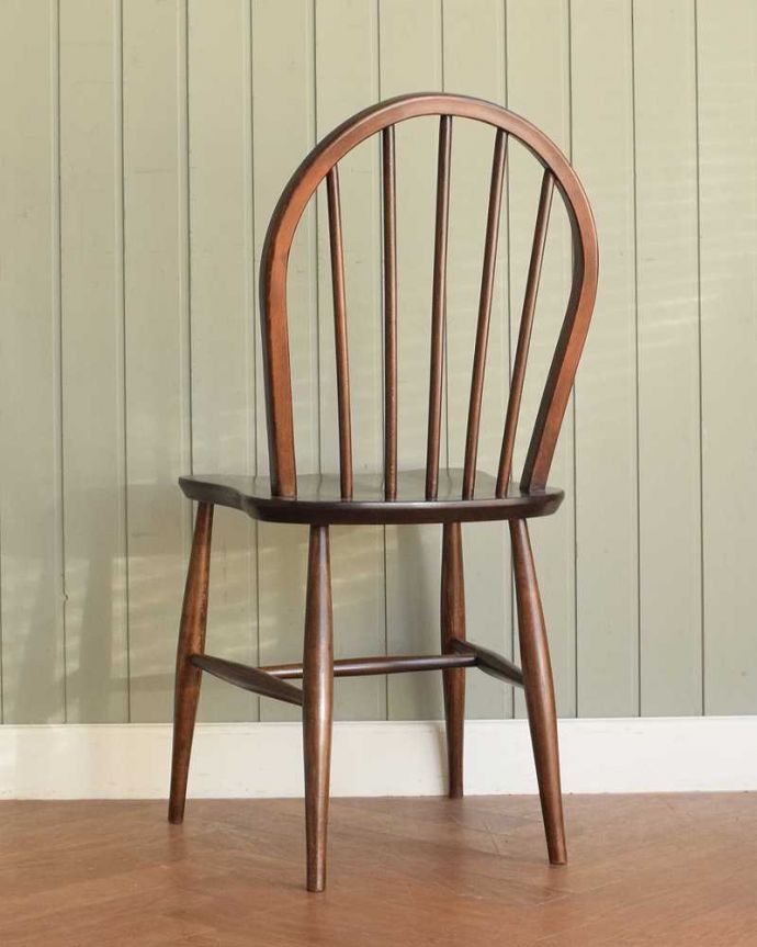 アーコールチェアの後ろ姿