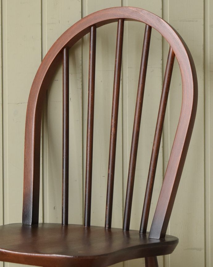 フープバックチェアの背もたれ