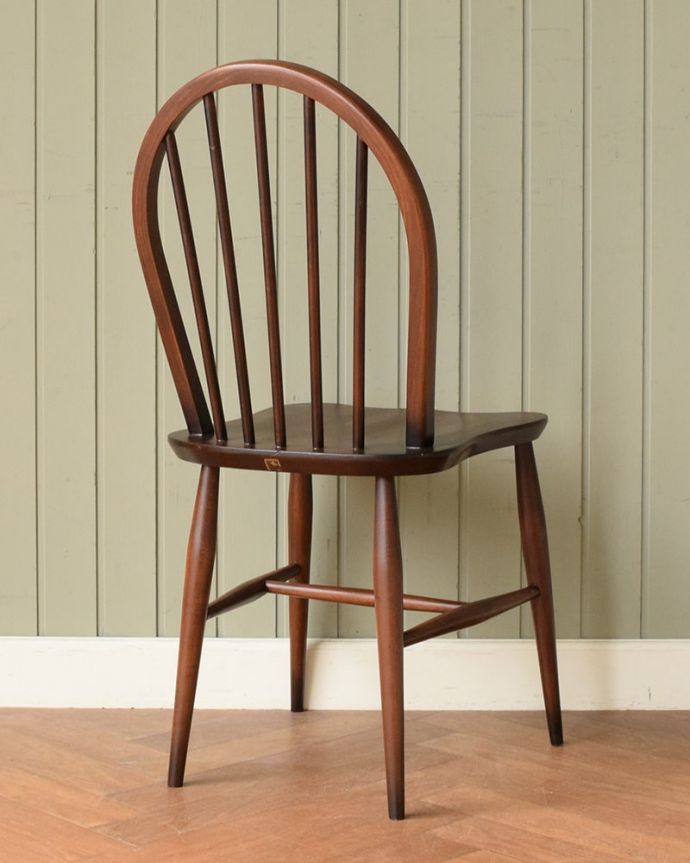 アーコールチェアの後ろ姿