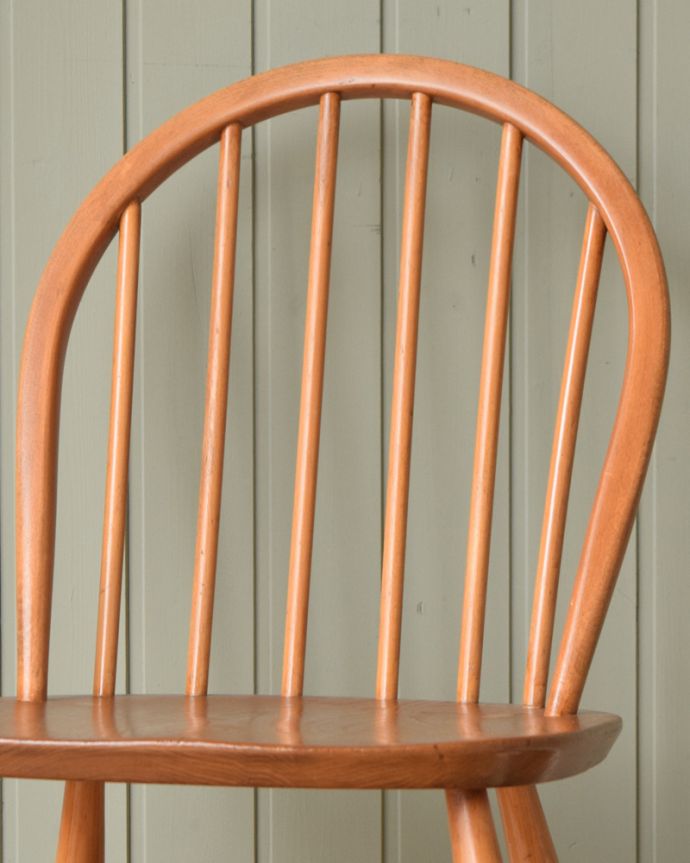 フープバックチェアの背もたれ