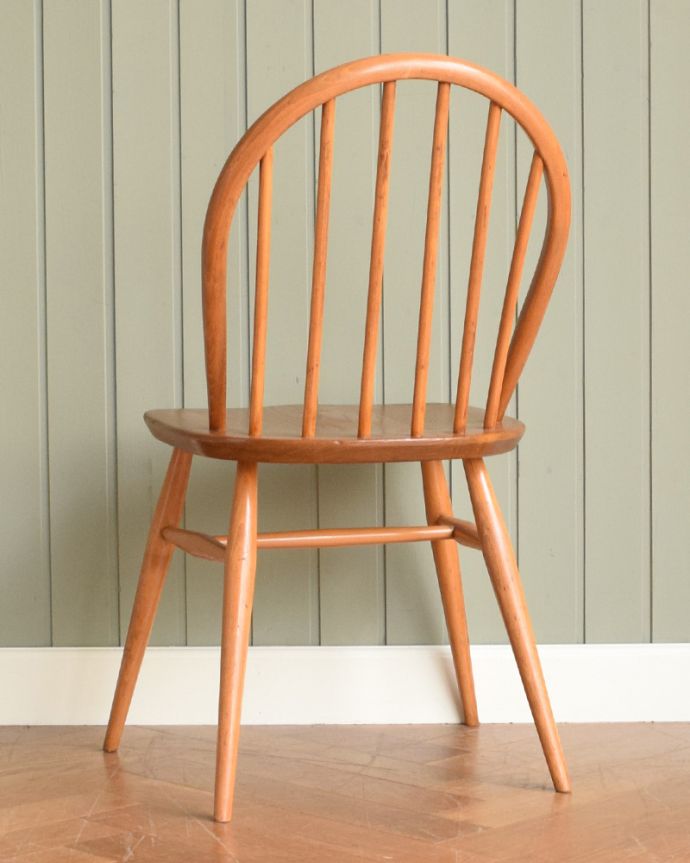 アーコールチェアの後ろ姿