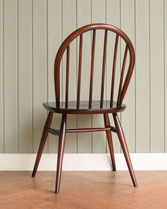 アーコールチェア　アンティーク チェア　アーコールのフープバックチェア（6本・チョコアップル色・ハの字脚）。後ろ姿にも自信アリ！アンティークなので経年変化によるキズはありますが、専門の職人がしっかり修復したアーコールです。(ear-6-pp)