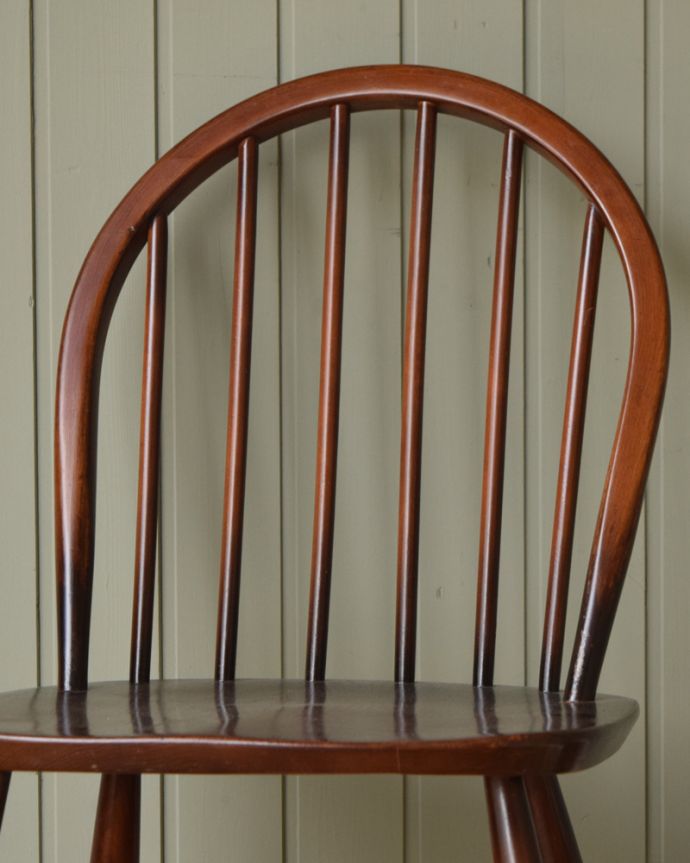 フープバックチェアの背もたれ