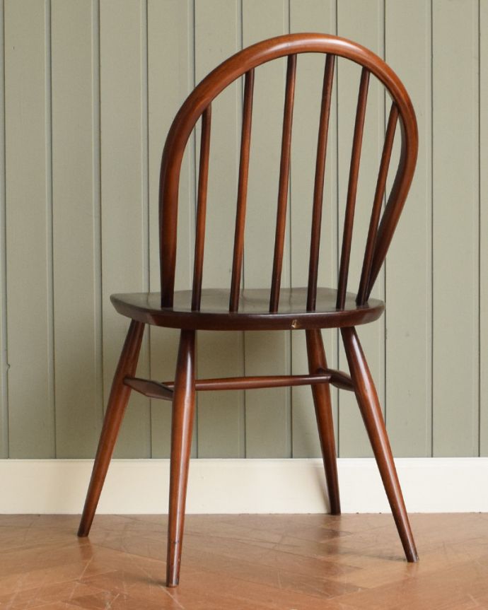 アーコールチェアの後ろ姿