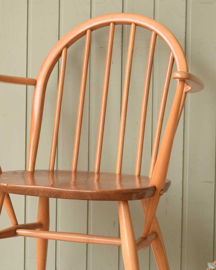 フープバックチェアの背もたれ