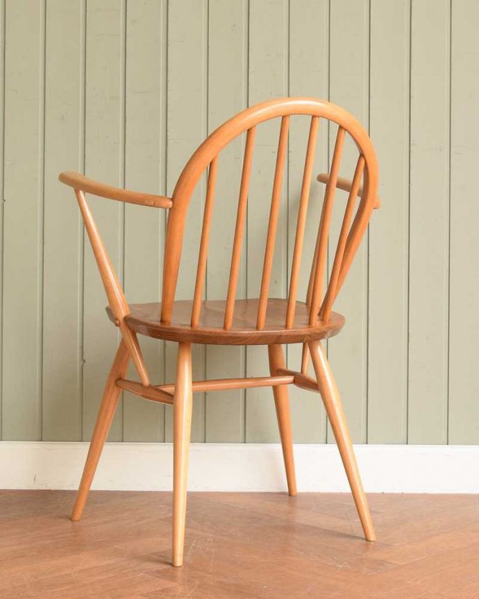 アーコールチェアの後ろ姿