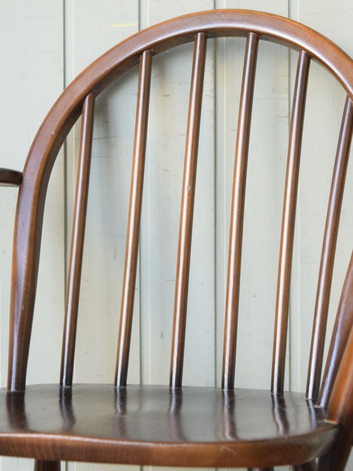 フープバックチェアの背もたれ