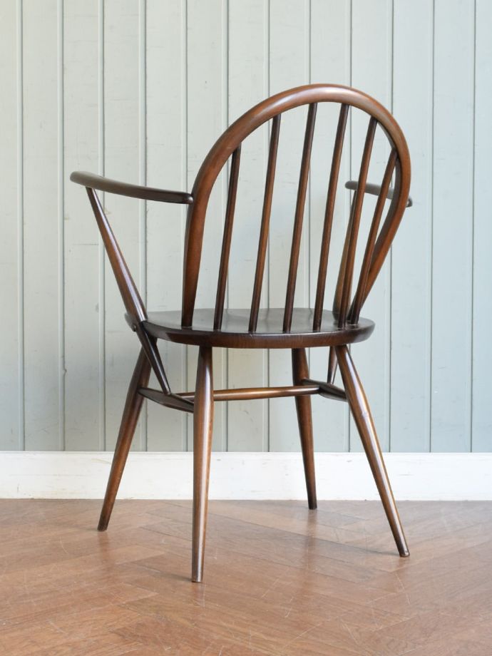 アーコールチェアの後ろ姿