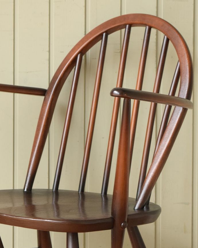 アーコールチェア アンティーク チェア アーコールのフープバックアームチェア(6本・アップルチョコ色・ハの字脚・アーム付き)。アーコールの定番と言える6本のスポークの背もたれスッキリしたフォルムが一番アーコールらしいフープバックチェアの中で一番の定番が6本スポーク。(ear-6a-p)