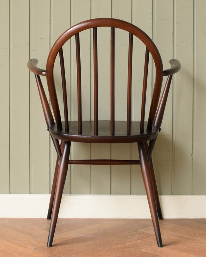 アーコールチェア アンティーク チェア アーコールのフープバックアームチェア(6本・アップルチョコ色・ハの字脚・アーム付き)。後ろ姿にも自信アリ!アンティークなので経年変化によるキズはありますが、専門の職人がしっかり修復したアーコールです。(ear-6a-p)
