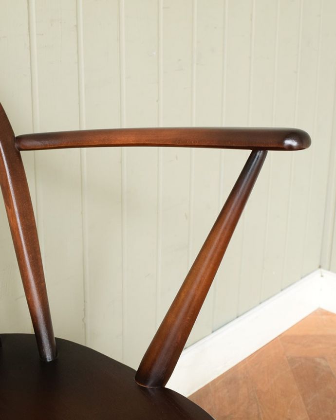 アーコールチェア アンティーク チェア アーコールのフープバックアームチェア(6本・アップルチョコ色・ハの字脚・アーム付き)。ちょっと贅沢なアーム付き立ち上がる時に便利なアーム付き。(ear-6a-p)