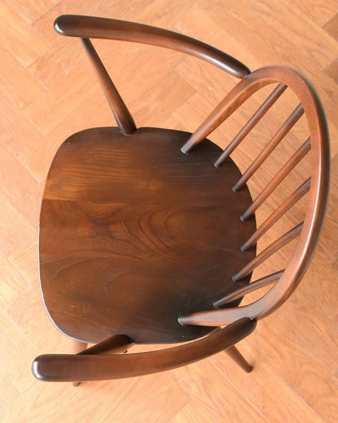 アーコールチェア アンティーク チェア アーコールのフープバックアームチェア(6本・アップルチョコ色・ハの字脚・アーム付き)。座面に隠されたヒミツお尻と太もも部分に座りやすいように入っている座繰りという彫。(ear-6a-p)