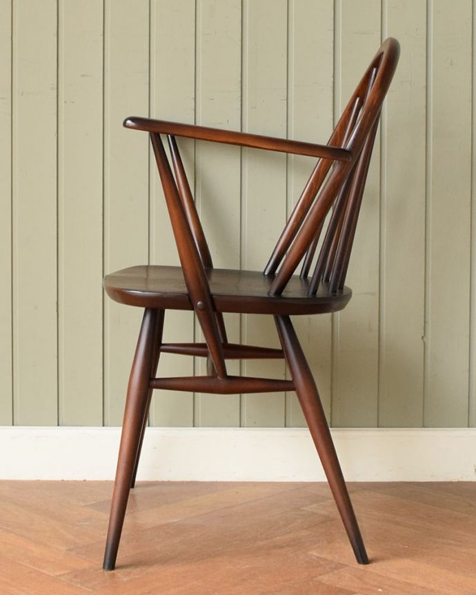 アーコールチェア アンティーク チェア アーコールのフープバックアームチェア(6本・アップルチョコ色・ハの字脚・アーム付き)。横から見てもカッコいい!掛け心地のよさも自慢のアーコール。(ear-6a-p)