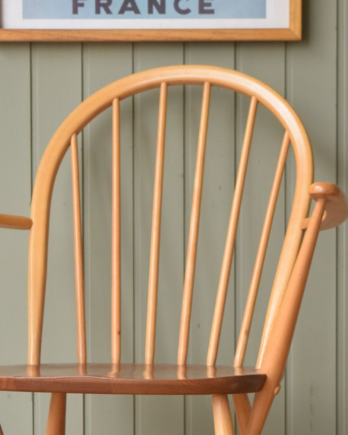 アーコールチェア　アンティーク チェア　アーコールのフープバックアームチェア（6本・カスタード色・ハの字脚・アーム付き・タグ付き・座面L）。アーコールの定番と言える6本のスポークの背もたれスッキリしたフォルムが一番アーコールらしいフープバックチェアの中で一番の定番が6本スポーク。(ear-6al-at)