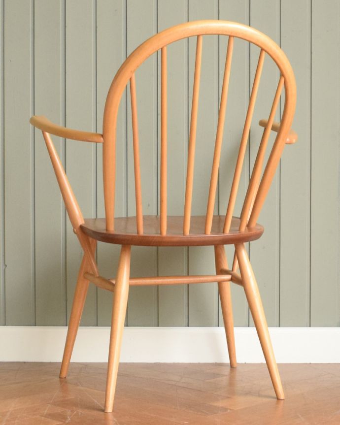 アーコールチェア　アンティーク チェア　アーコールのフープバックアームチェア（6本・カスタード色・ハの字脚・アーム付き・タグ付き・座面L）。後ろ姿にも自信アリ！アンティークなので経年変化によるキズはありますが、専門の職人がしっかり修復したアーコールです。(ear-6al-at)