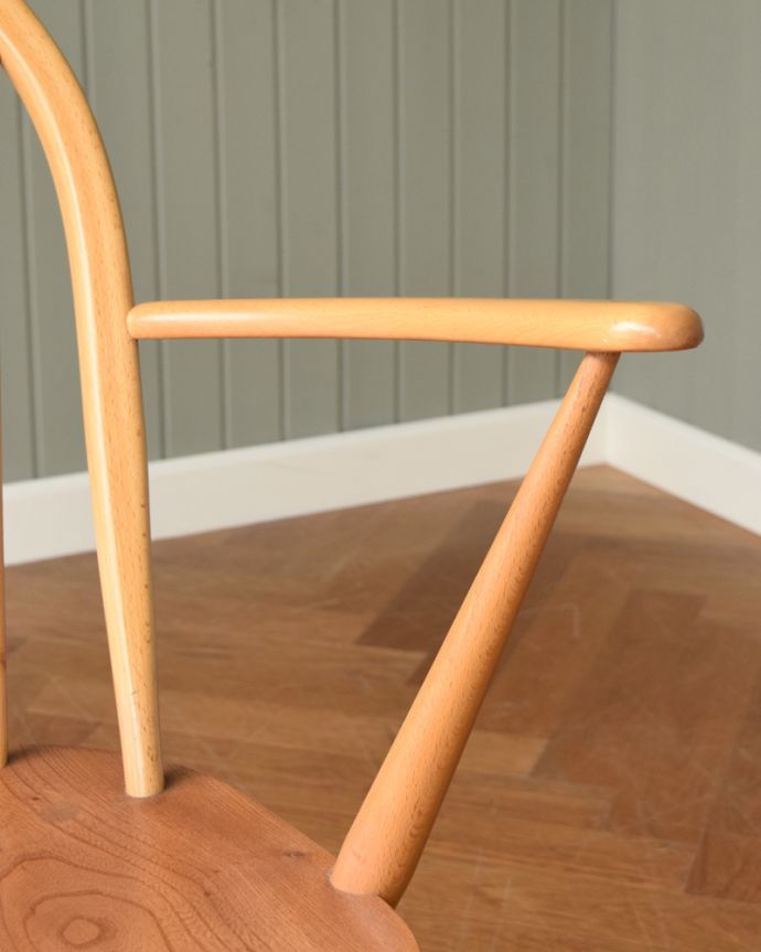 アーコールチェア　アンティーク チェア　アーコールのフープバックアームチェア（6本・カスタード色・ハの字脚・アーム付き・タグ付き・座面L）。ちょっと贅沢なアーム付き立ち上がる時に便利なアーム付き。(ear-6al-at)