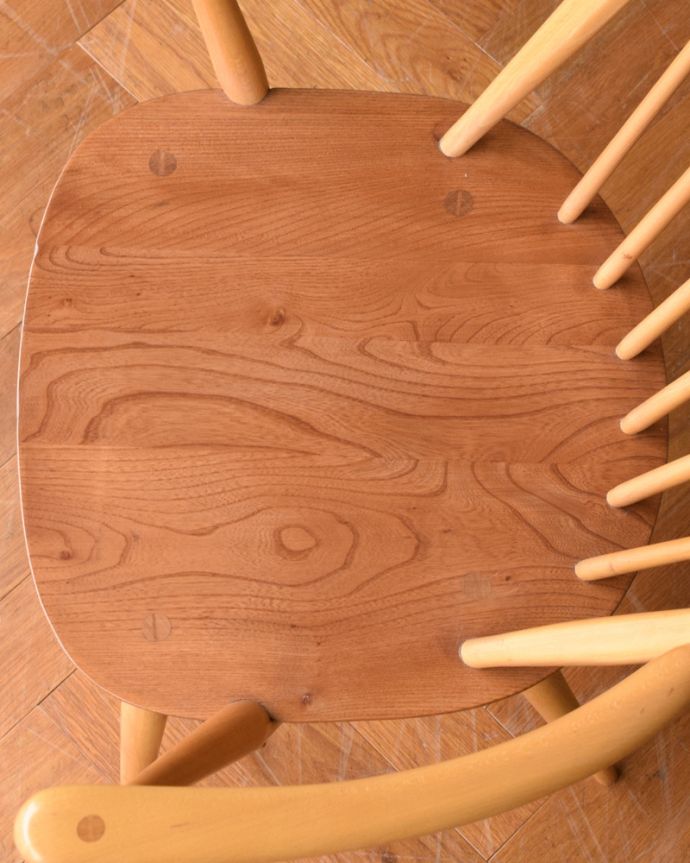 アーコールチェア　アンティーク チェア　アーコールのフープバックアームチェア（6本・カスタード色・ハの字脚・アーム付き・タグ付き・座面L）。ゆったり座れる大きな座面めずらしい大きなサイズの座面。(ear-6al-at)