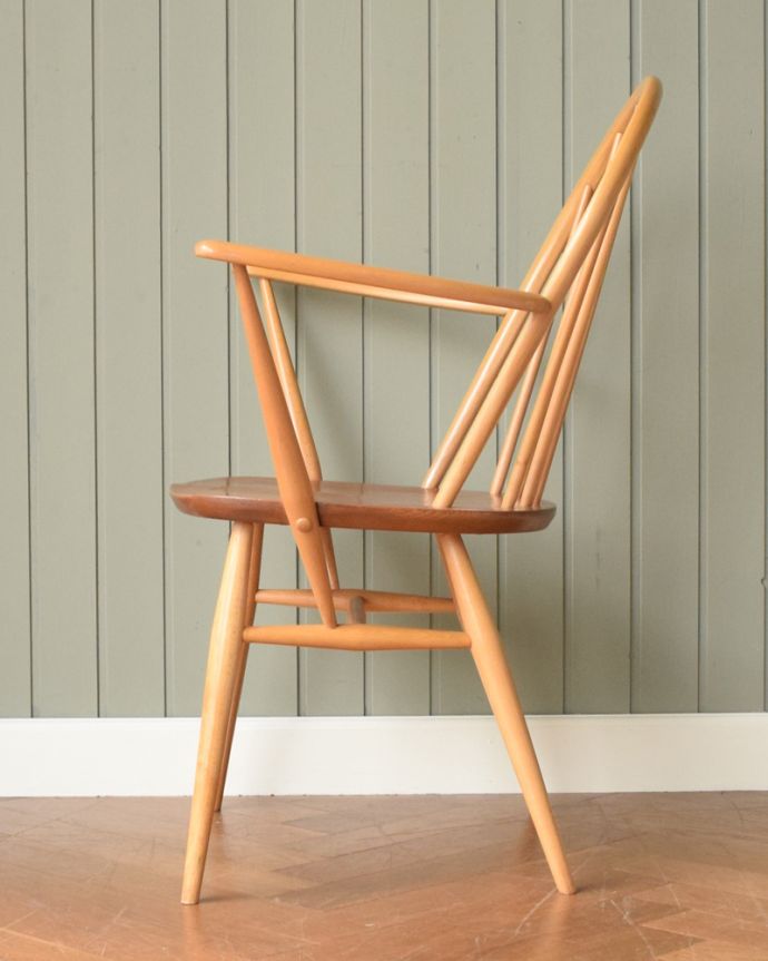 アーコールチェア　アンティーク チェア　アーコールのフープバックアームチェア（6本・カスタード色・ハの字脚・アーム付き・タグ付き・座面L）。横から見てもカッコいい！掛け心地のよさも自慢のアーコール。(ear-6al-at)