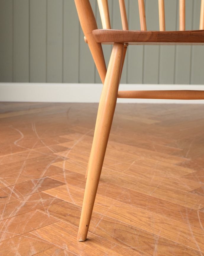 アーコールチェア　アンティーク チェア　アーコールのフープバックアームチェア（6本・カスタード色・ハの字脚・アーム付き・タグ付き・座面L）。移動もラクラクハの字タイプの脚の裏には、フェルトキーパーをお付けしています。(ear-6al-at)