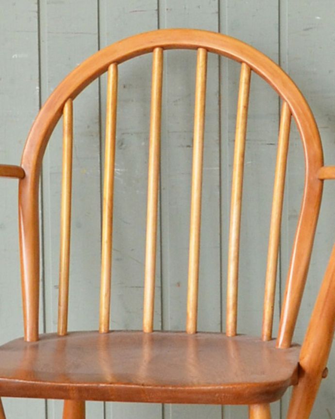 フープバックチェアの背もたれ