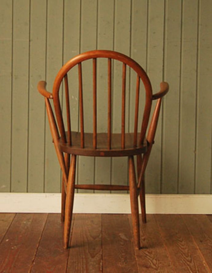 アーコールチェア　アンティーク チェア　肘掛付きのアンティークの椅子、アーコール フープバックアームチェア（6本・まっすぐ）。どこから眺めてもスッキリしていて、現代の家具ともすんなり溶け込んで相性バツグンなのが人気の秘密。(ear-6am-k)