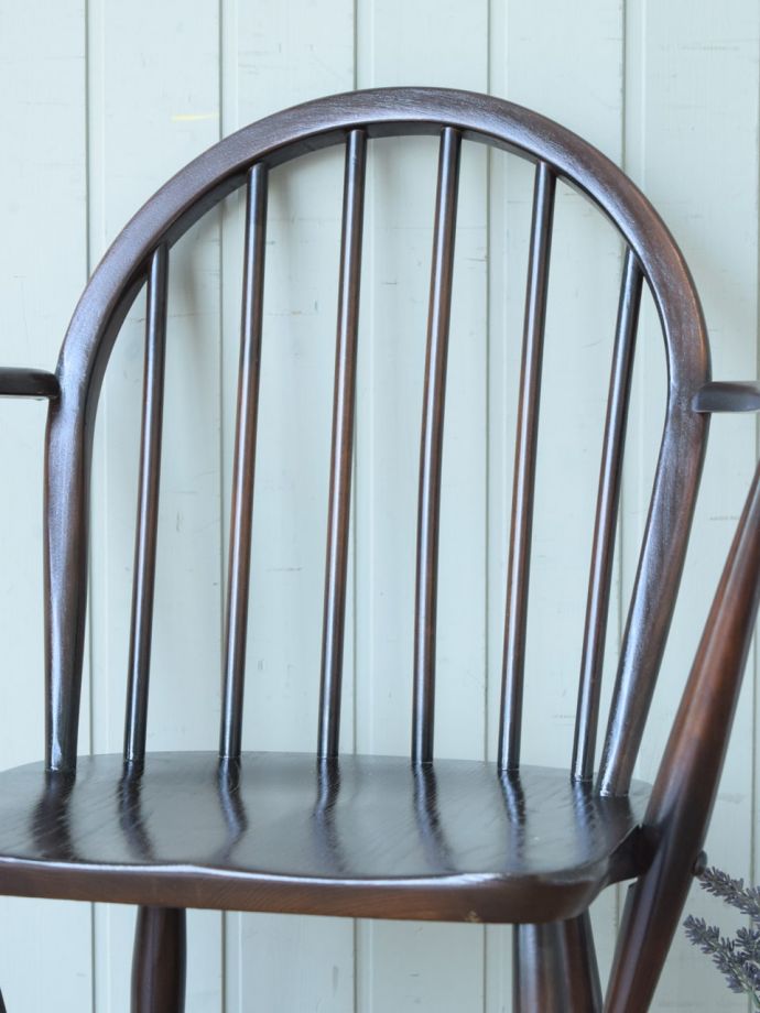 フープバックチェアの背もたれ