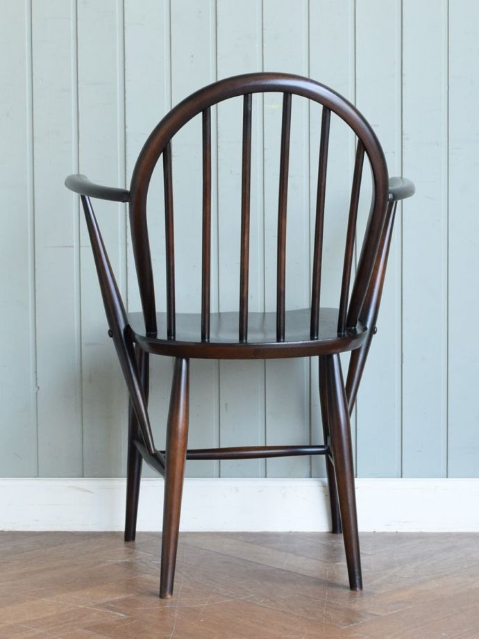 アーコールチェアの後ろ姿