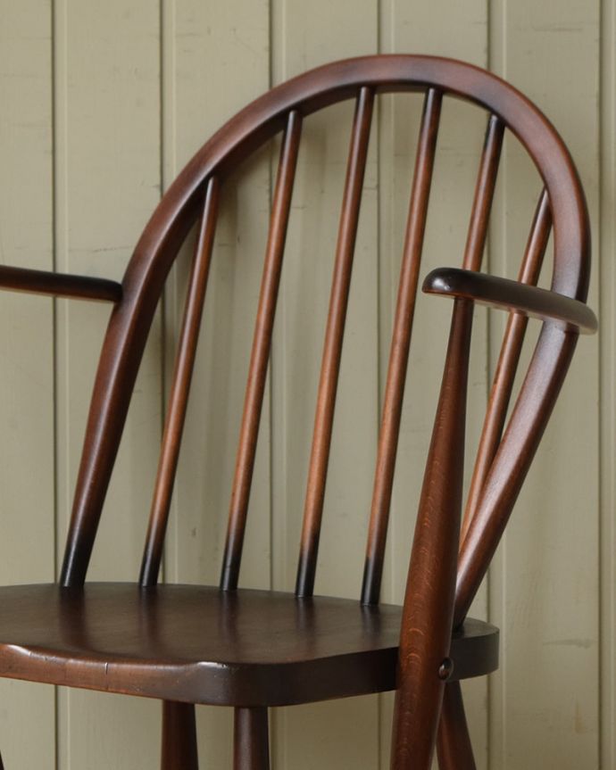 アーコールチェア アンティーク チェア アーコールのフープバックアームチェア(6本・チョコアップル色・直線脚・アーム付き・タグ付き)。アーコールの定番と言える6本のスポークの背もたれスッキリしたフォルムが一番アーコールらしいフープバックチェアの中で一番の定番が6本スポーク。(ear-6am-pt)