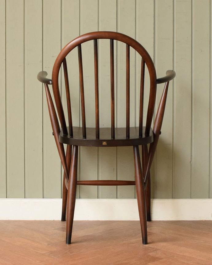 アーコールチェア アンティーク チェア アーコールのフープバックアームチェア(6本・チョコアップル色・直線脚・アーム付き・タグ付き)。後ろ姿にも自信アリ!アンティークなので経年変化によるキズはありますが、専門の職人がしっかり修復したアーコールです。(ear-6am-pt)