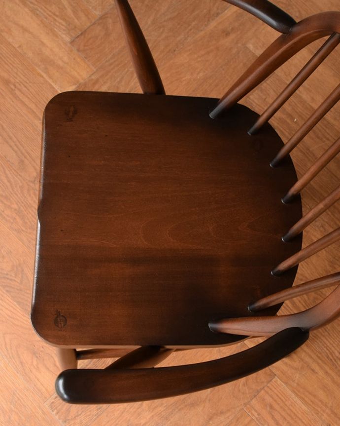 アーコールチェア アンティーク チェア アーコールのフープバックアームチェア(6本・チョコアップル色・直線脚・アーム付き・タグ付き)。座面に隠されたヒミツお尻と太もも部分に座りやすいように入っている座繰りという彫。(ear-6am-pt)