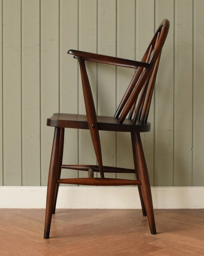 アーコールチェア アンティーク チェア アーコールのフープバックアームチェア(6本・チョコアップル色・直線脚・アーム付き・タグ付き)。横から見てもカッコいい!掛け心地のよさも自慢のアーコール。(ear-6am-pt)