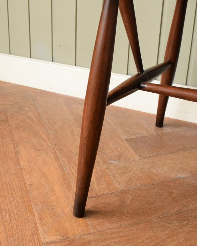 アーコールチェア アンティーク チェア アーコールのフープバックアームチェア(6本・チョコアップル色・直線脚・アーム付き・タグ付き)。移動もラクラクハの字タイプの脚の裏には、フェルトキーパーをお付けしています。(ear-6am-pt)