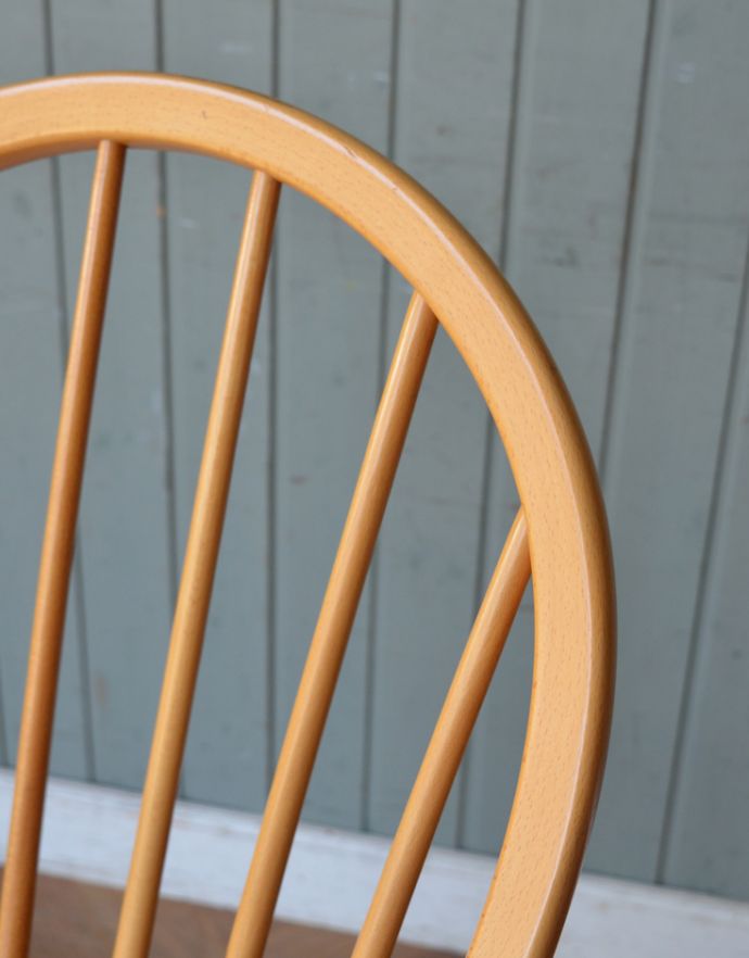 アーコールチェア　アンティーク チェア　北欧スタイルのチェア、アーコール フープバックチェア （６本・ラージ）。キズや汚れ、木目や色は1脚1脚微妙に違いますが、どれもキレイに仕上げています。(ear-6l-a)