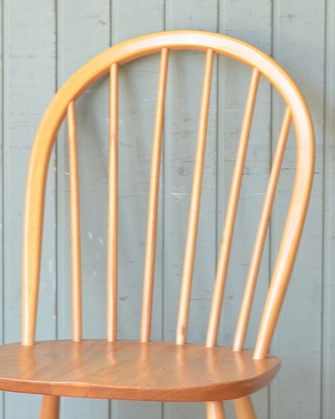 フープバックチェアの背もたれ