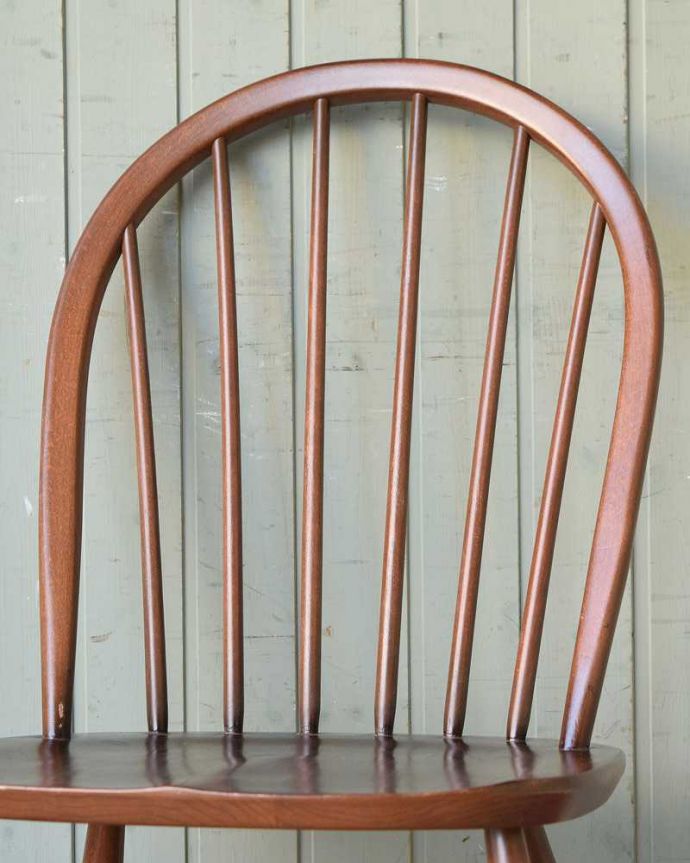 フープバックチェアの背もたれ