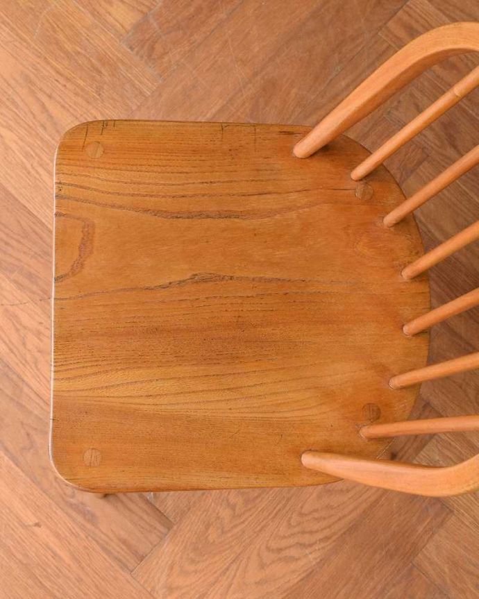 アーコールチェア　アンティーク チェア　アーコールのフープバックチェア（6本・カスタード色・直線脚）。座面に隠されたヒミツお尻と太もも部分に座りやすいように入っている座繰りという彫。(ear-6m-a)