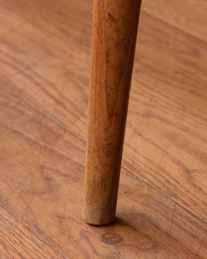 アーコールチェア　アンティーク チェア　アーコールのフープバックチェア（6本・カスタード色・直線脚）。移動もラクラク直線タイプの脚の裏には、フェルトキーパーをお付けしています。(ear-6m-a)