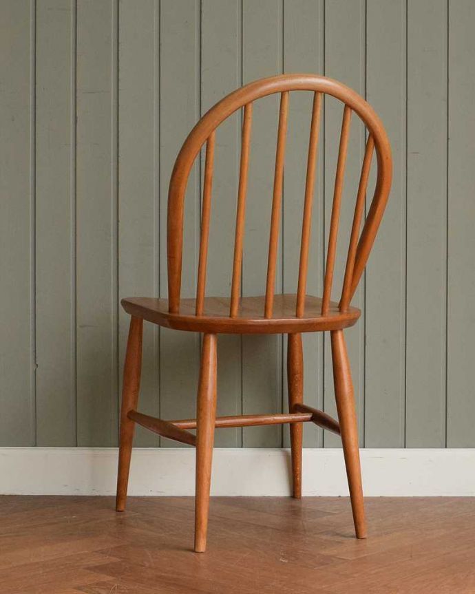 アーコールチェア　アンティーク チェア　アーコールのフープバックチェア（6本・カスタード色・直線脚）。後ろ姿にも自信アリ！アンティークなので経年変化によるキズはありますが、専門の職人がしっかり修復したアーコールです。(ear-6m-a)