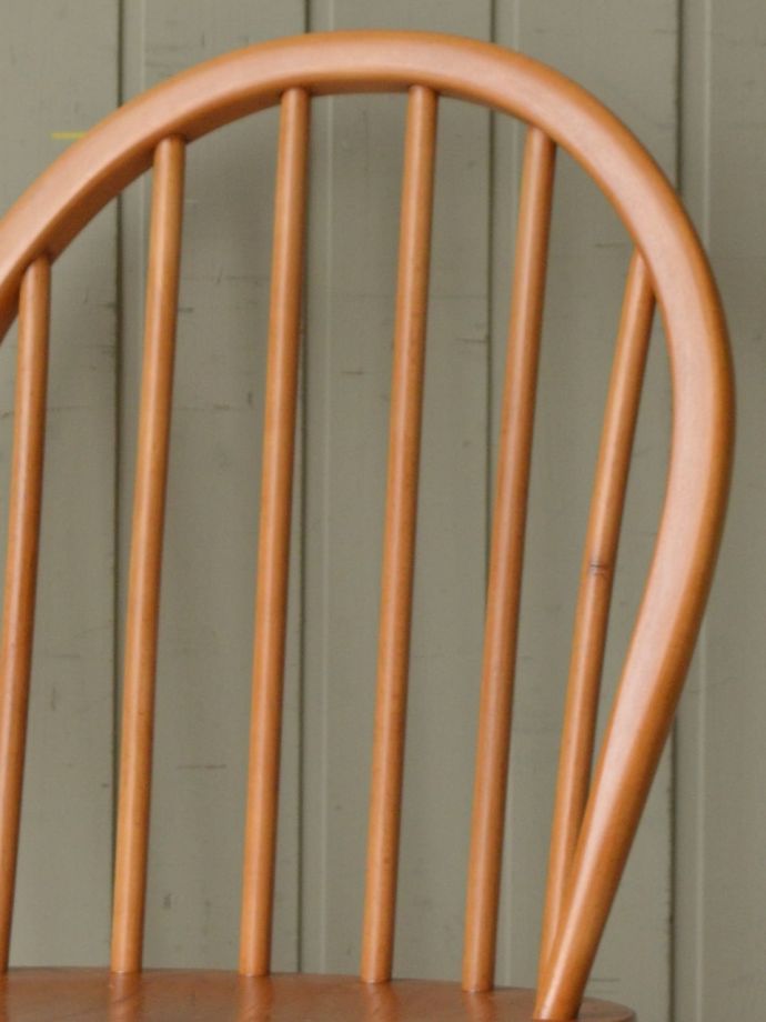 フープバックチェアの背もたれ