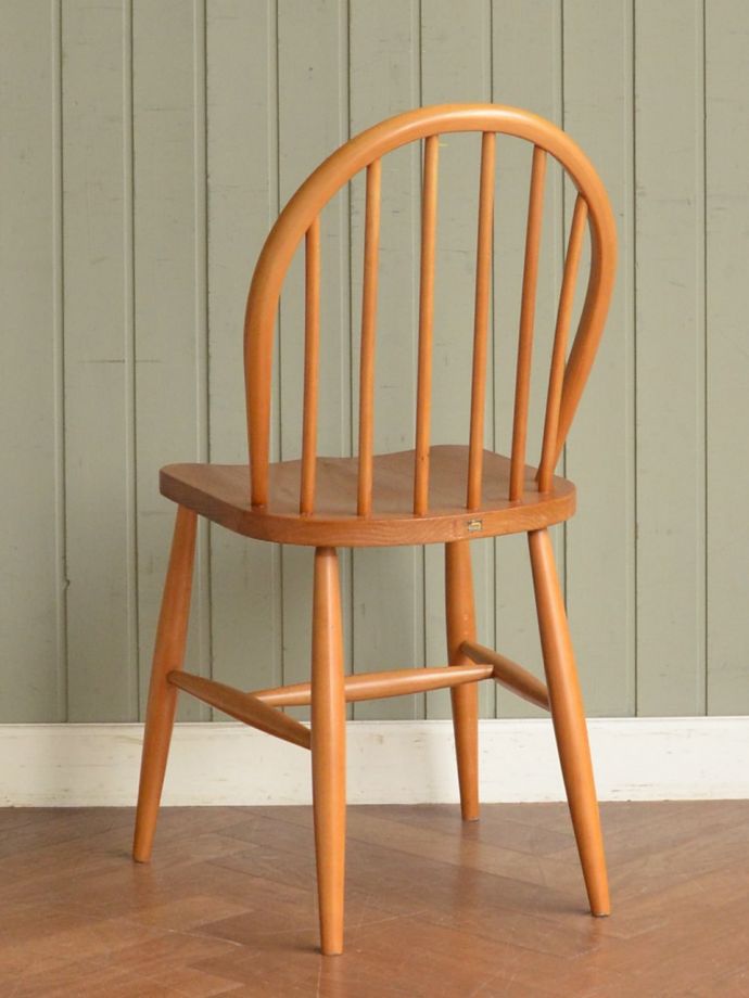 アーコールチェアの後ろ姿