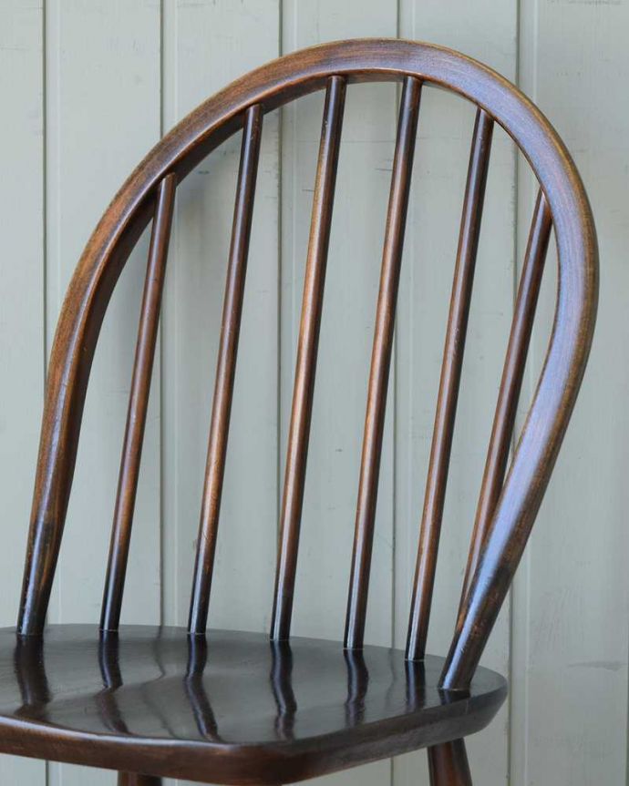 フープバックチェアの背もたれ