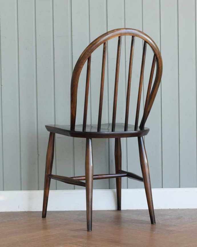 アーコールチェアの後ろ姿