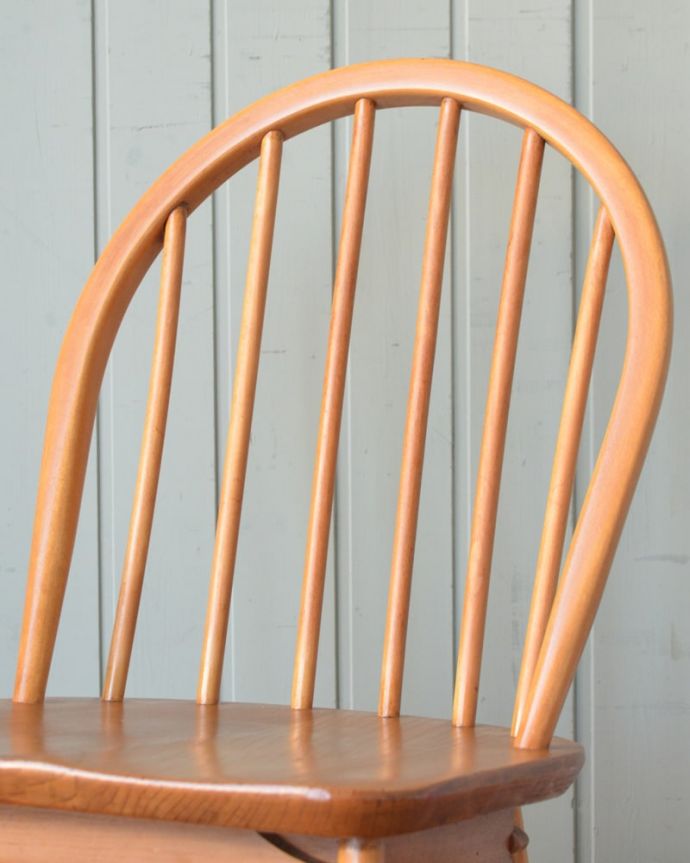 パーソナルチェア　アンティークチェア・椅子　アーコールフープバックのロッキングチェア/ボックス付き（カスタード色）　アーコールの定番と言える6本のスポークの背もたれスッキリしたフォルムが一番アーコールらしいフープバックチェアの中で一番の定番が6本スポーク。(ear-6mrb-at)