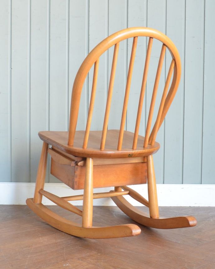 パーソナルチェア　アンティークチェア・椅子　アーコールフープバックのロッキングチェア/ボックス付き（カスタード色）　後ろ姿にも自信アリ！後ろから見てもやっぱりカッコいい。(ear-6mrb-at)