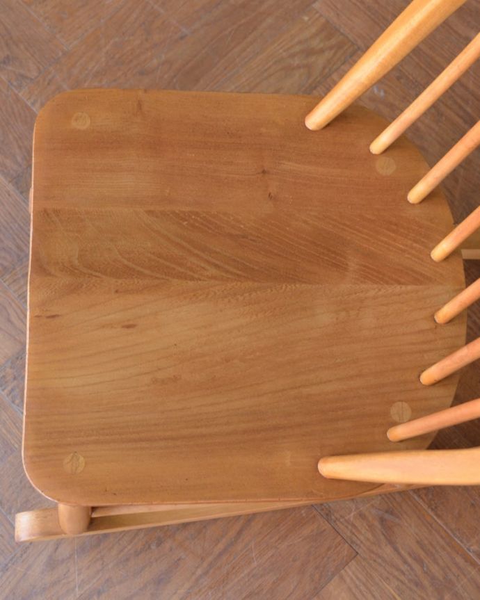 パーソナルチェア　アンティークチェア・椅子　アーコールフープバックのロッキングチェア/ボックス付き（カスタード色）　座面に隠されたヒミツお尻と太もも部分に座りやすいように入っている座繰りという彫。(ear-6mrb-at)