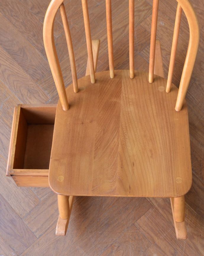 パーソナルチェア　アンティークチェア・椅子　アーコールフープバックのロッキングチェア/ボックス付き（カスタード色）　座面の下には小さな引き出しが１杯付いています。(ear-6mrb-at)