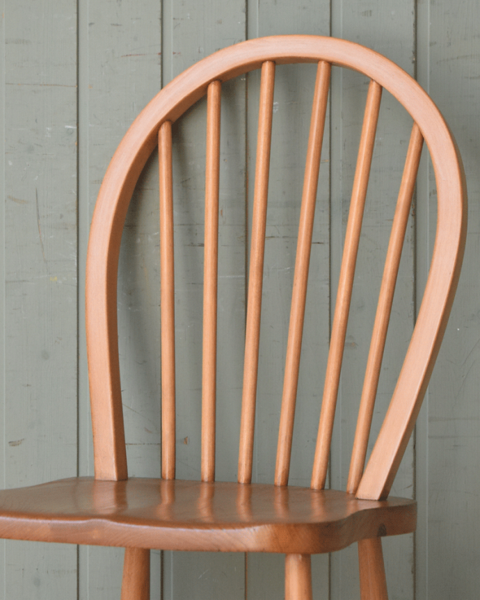 フープバックチェアの背もたれ