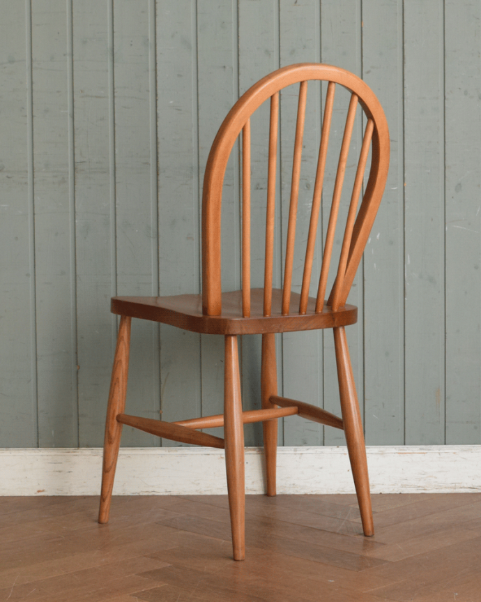 アーコールチェアの後ろ姿