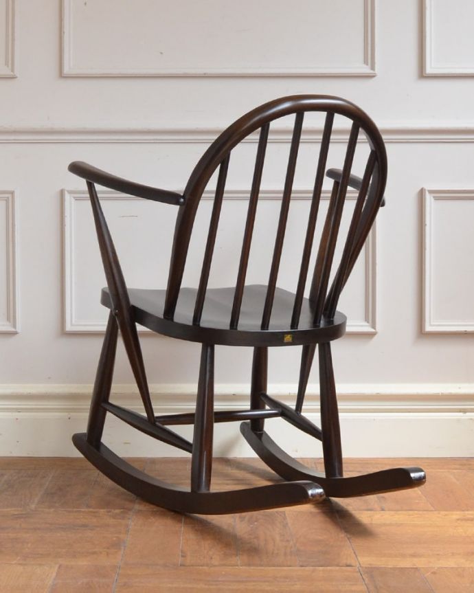 アーコールチェアの後ろ姿