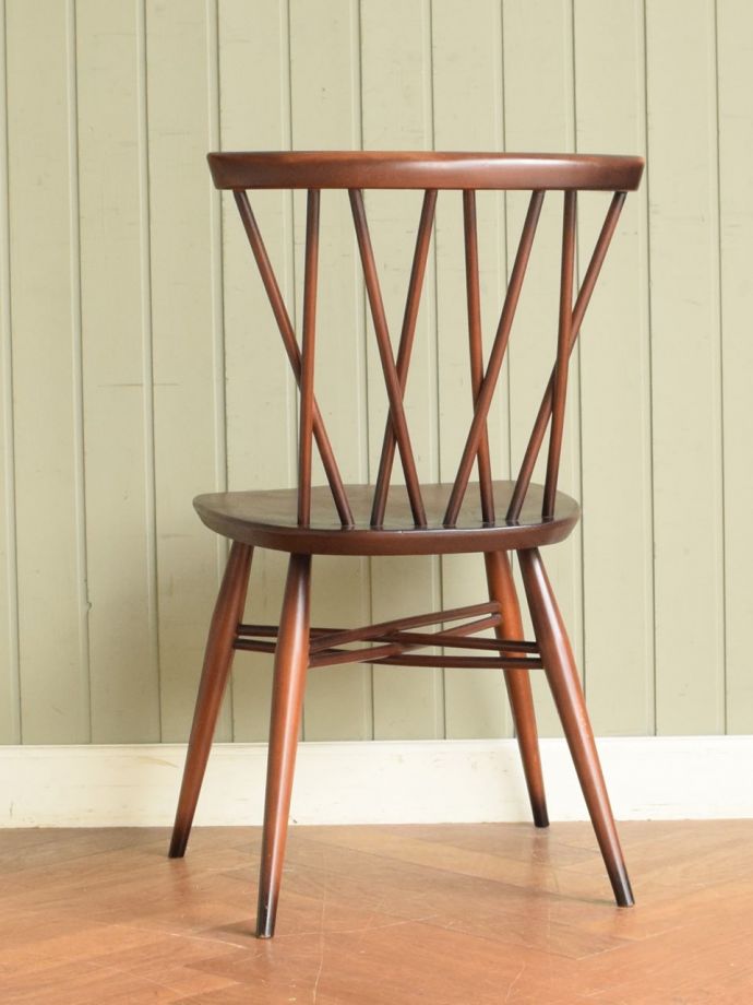 アーコールチェアの後ろ姿